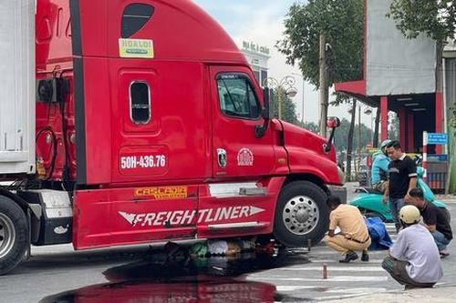 Xe container rẽ phải cán một người đi xe máy tử vong