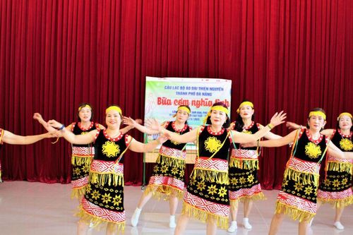Dấu ấn dân vũ 'Em chọn nơi này' trong chuyến thiện nguyện của CLB Áo dài thiện nguyện Đà Nẵng