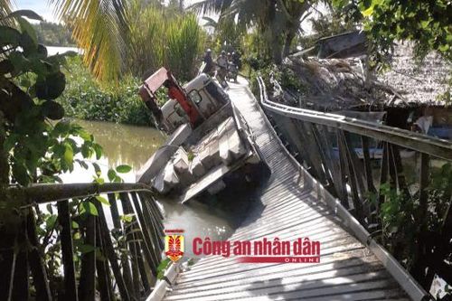 Ô tô chở cọc bê tông làm sập cầu nông thôn ở Sóc Trăng