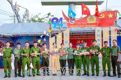 Thủ lĩnh Ðoàn trong sắc phục công an Nhân dân