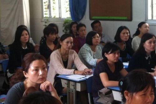 Tôi mất ngủ cả đêm khi bố chồng đi họp phụ huynh về mừng rỡ khoe cháu gái học bạ toàn điểm 10