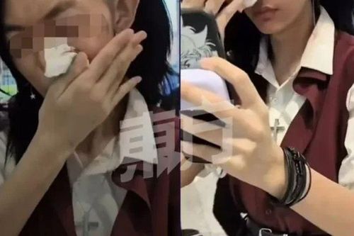 Clip: Trang điểm quá tay, cô gái không qua nổi máy quét, bị yêu cầu tẩy trang giữa sân bay