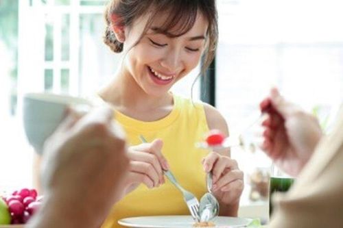 Giúp con trai chăm sóc cháu nhiều năm liền, mẹ chồng hối hận khi nghe con dâu nói