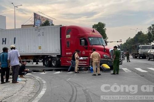 Đi bệnh viện thăm con gái sinh con, người đàn ông bị xe container cán tử vong