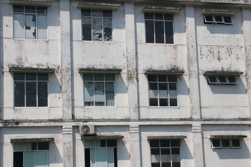 Cảnh đổ nát, bẩn thỉu trong bệnh viện trăm tỷ vắng bệnh nhân ở Huế