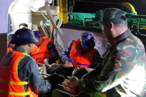 Cứu nạn ngư dân bị giảm áp sau khi lặn sâu 20m trong 2 giờ ở Trường Sa