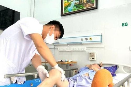 Thoát liệt nhờ phát hiện nhiễm nấm tại vết mổ cột sống ngực