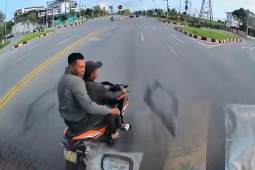 Lý do bất ngờ khi 2 thanh niên đi xe máy lạng lách, đánh võng chặn đầu ô tô