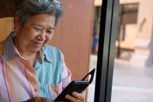 Người cao tuổi lạm dụng điện thoại nguy hại đến sức khỏe ra sao?