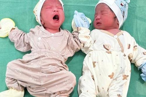 Bệnh viện 354 mổ đẻ thành công cho sản phụ 52 tuổi mang thai đôi bằng IVF, bác sĩ khuyến cáo điều gì?