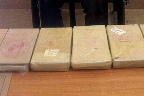 Bắt 2 đối tượng mua bán trái phép 9 bánh heroin