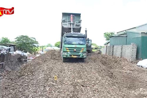 Máy xúc, xe tải hoạt động rầm rộ – Công an ập vào bắt 'bãi rác lậu' giữa ban ngày