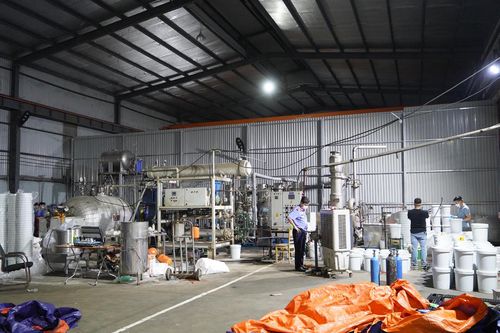 Vạch trần thủ đoạn tinh vi của đường dây sản xuất hàng cấm là 'khí cười'