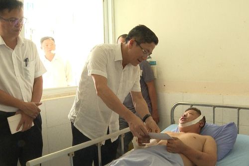 Lãnh đạo tỉnh Quảng Nam thăm công nhân đang điều trị ở bệnh viện