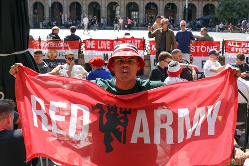 Fan MU và Tottenham bùng nổ trước chung kết
