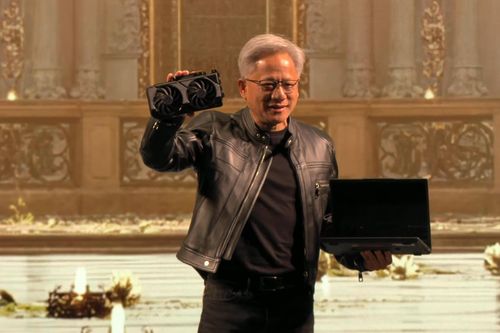 Chiếc máy bí ẩn trên tay CEO Nvidia
