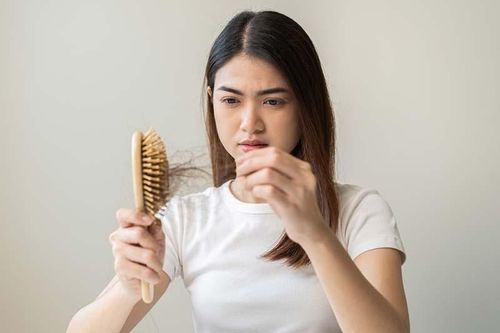 Khí huyết hư nhược là nguyên nhân khiến tóc rụng không ngừng