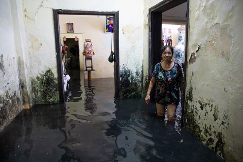Nước cống tràn vào nhà dân sau mưa lớn ở Hà Nội
