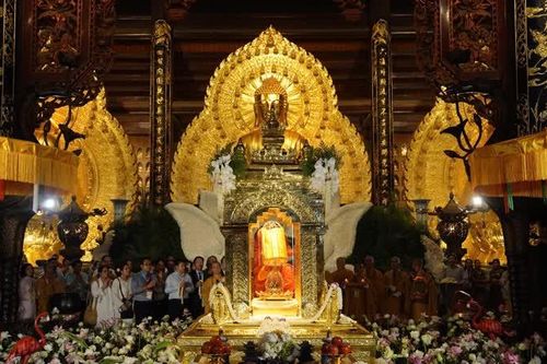 Người dân đội nắng cung rước Xá lợi Đức Phật về chùa Bái Đính