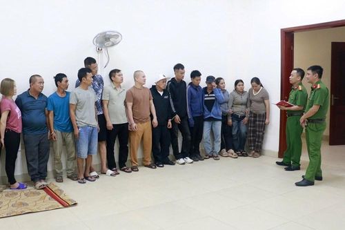 Bắt giữ 17 đối tượng đánh bạc trong rừng sâu
