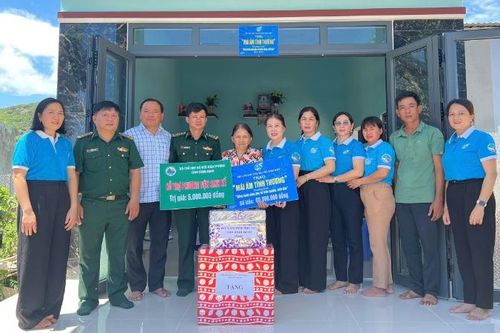 Trao 'Mái ấm tình thương' và sinh kế cho phụ nữ nghèo tại Bình Định