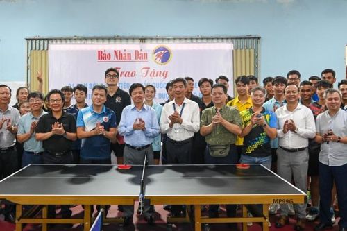 Báo Nhân Dân trao bàn bóng bàn và tặng sách hai Trường đại học tại Đà Nẵng