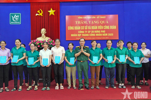 Tổng cục Hậu cần - Kỹ thuật thăm, tặng quà người lao động Tổng công ty 28