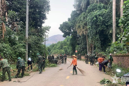 Bộ đội 'một linh hai' làm dân vận khéo