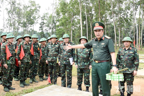 Thượng tướng Phùng Sĩ Tấn kiểm tra công tác huấn luyện chiến sĩ mới tại Lữ đoàn 144