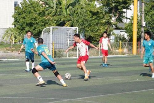 Gần 100 VĐV tham gia giải bóng đá tứ hùng