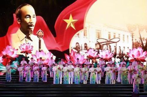 Lắng đọng chương trình nghệ thuật đặc biệt bế mạc Lễ hội Làng Sen 2025