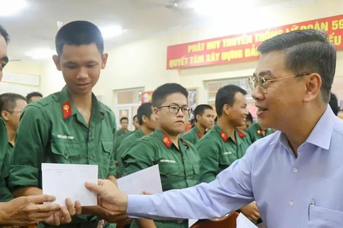 Lãnh đạo TPHCM thăm, động viên chiến sĩ mới nhập ngũ năm 2025