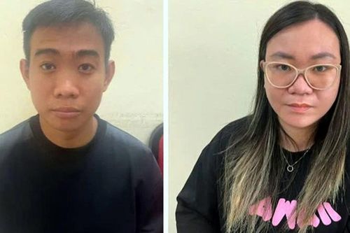 Bắt 2 vợ chồng chuyên 'móc cốp' xe máy trộm tài sản ở Hà Nội