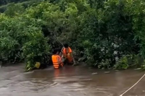 Lũ cuốn 7 học sinh ở Quảng Ninh, còn 2 em mất tích