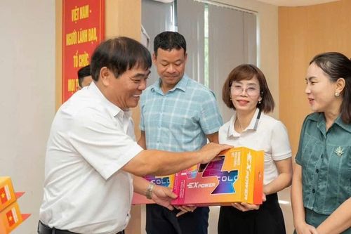 Đà Nẵng tặng vợt và bóng của bộ môn Pickleball cho 121 trường học