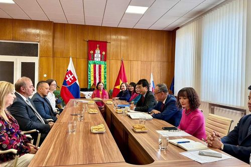Kỷ niệm 135 năm Ngày sinh Chủ tịch Hồ Chí Minh tại Slovakia