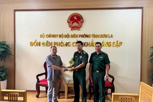 Cán bộ BĐBP Sơn La nhặt được của rơi trả người đánh mất