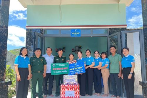 Bình Định: Bàn giao 3 ngôi nhà 'Mái ấm tình thương' và trao sinh kế cho phụ nữ nghèo