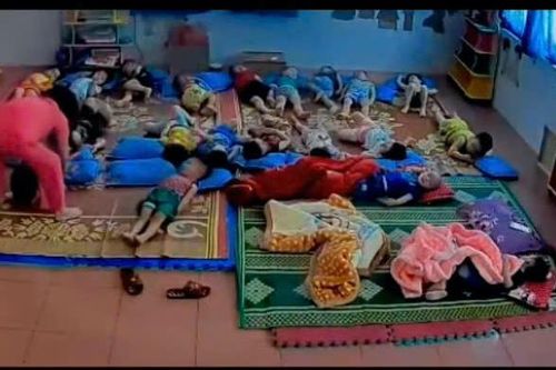 Hòa Bình: Đình chỉ công việc, đề nghị công an điều tra cô giáo đánh học sinh mầm non