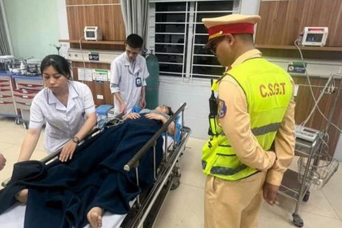 CSGT hỗ trợ đưa người phụ nữ bị chảy máu não đi cấp cứu