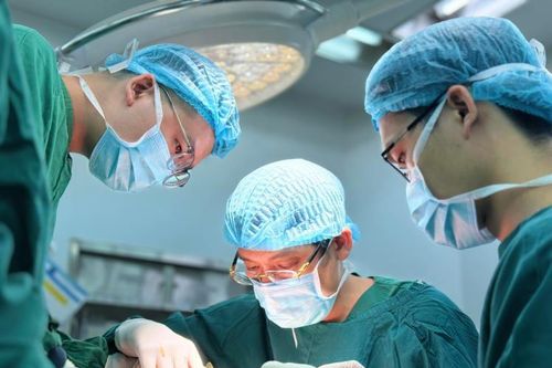 Cô gái phát hiện ung thư hiếm gặp từ dấu hiệu ở cổ chân và tay