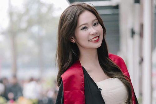 Á khôi ngoại thương tốt nghiệp sớm, được mời đi làm trước khi ra trường