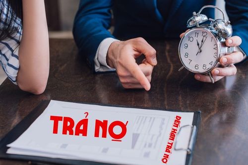 Chủ tiệm cầm đồ thuê 'gầu đấu' mang vòng hoa tang đi đòi nợ và cái kết