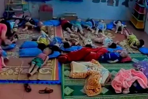 Cô giáo bị đình chỉ vì đánh trẻ trong giờ ngủ trưa tại lớp