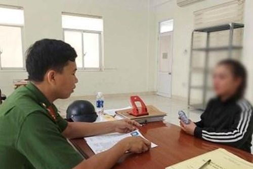 Tiếp nhận đối tượng bị truy nã về tội 'đánh bạc' ra đầu thú