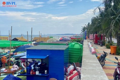 Hàng loạt lều quán kinh doanh trái phép, chiếm dụng bờ biển ở Thanh Hóa