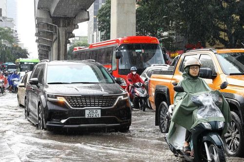 Mưa lớn vào giờ tan tầm gây ngập úng cục bộ tại một số tuyến phố ở Hà Nội