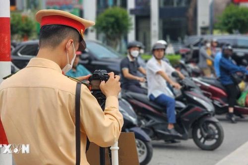 Cảnh sát giao thông hỗ trợ dẫn đường đưa người bị tai nạn cấp cứu kịp thời