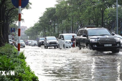Nhiều tuyến phố ở Hà Nội bị ngập sau mưa dông đúng vào thời điểm tan tầm