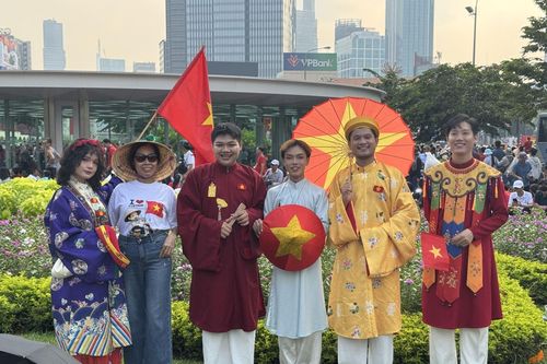 Áo dài - Biểu tượng văn hóa Việt được làm mới bởi thế hệ trẻ